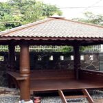 Berugak Kayu: Simbol Kehangatan, Fungsionalitas, dan Kearifan Lokal dalam Satu Bangunan
